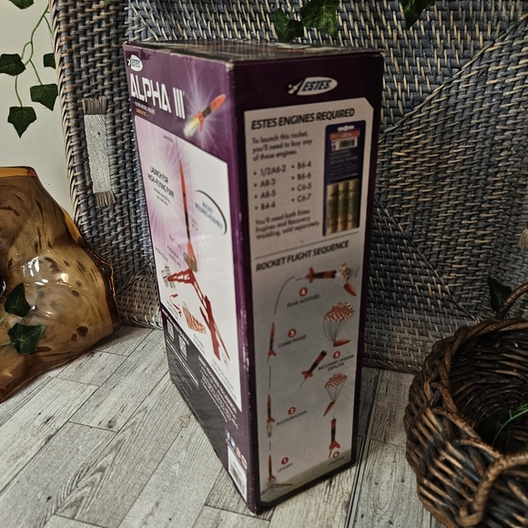 Estes Alpha III Flying Model Rocket Launch Set - Picture 5 of 6